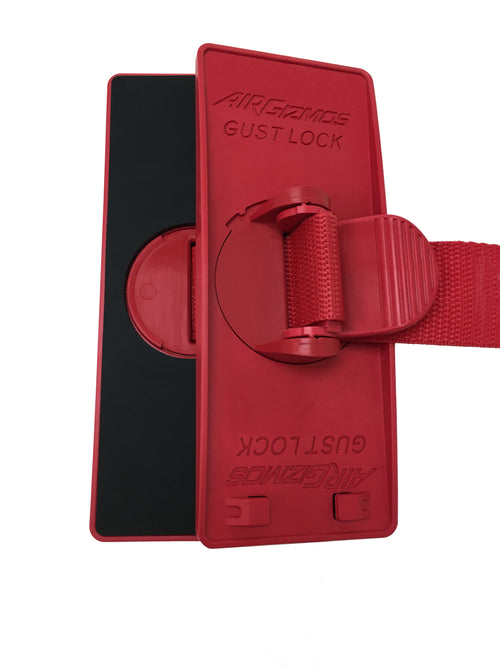 Trava de comandos AirGizmos Gust Lock em polimero vermelho com cinta ajustavel