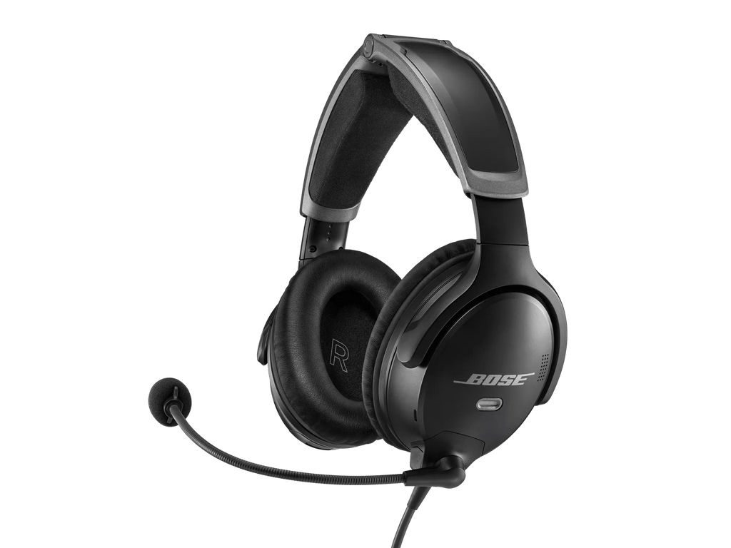 Bose A30 em tres quartos, com o arco articulado, as conchas com almofada e o microfone boom estendido