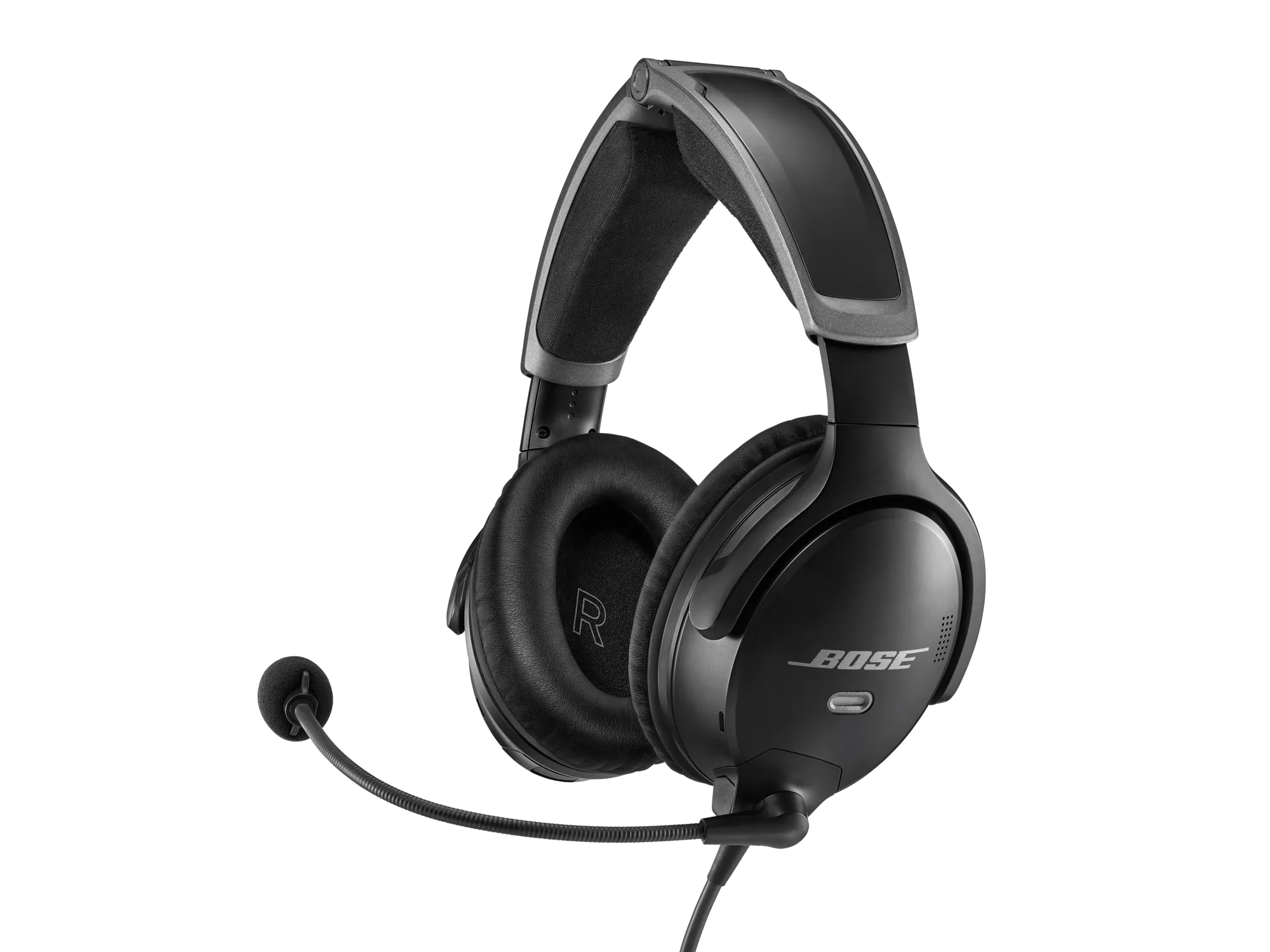 Bose A30 em tres quartos, com o arco articulado, as conchas com almofada e o microfone boom estendido