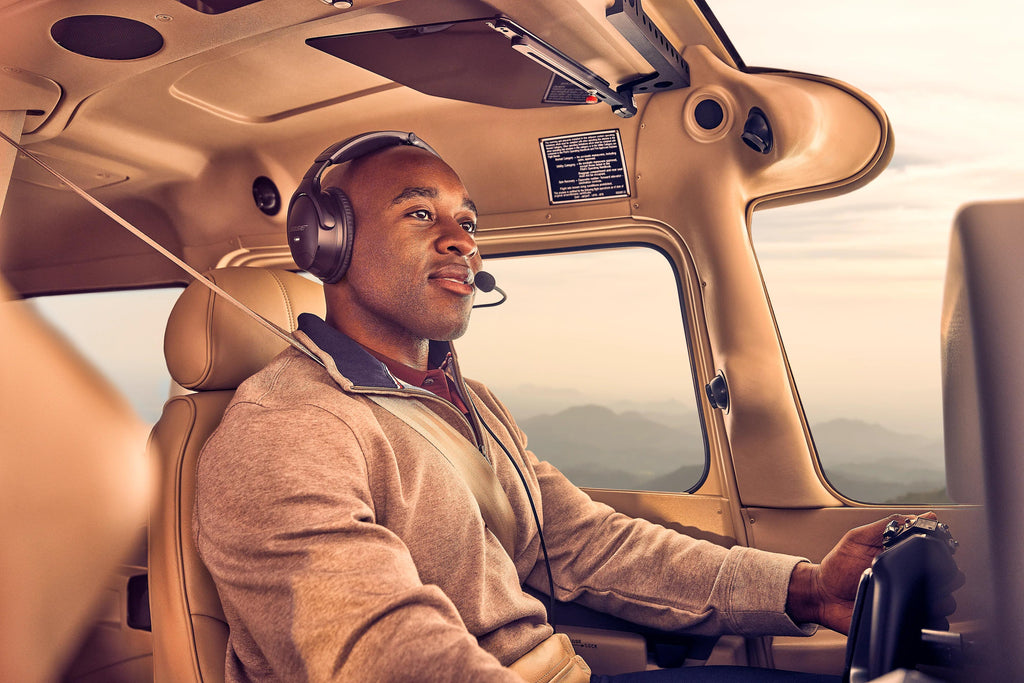 Piloto em voo usando o headset Bose A30 no assento esquerdo de uma aeronave monomotor